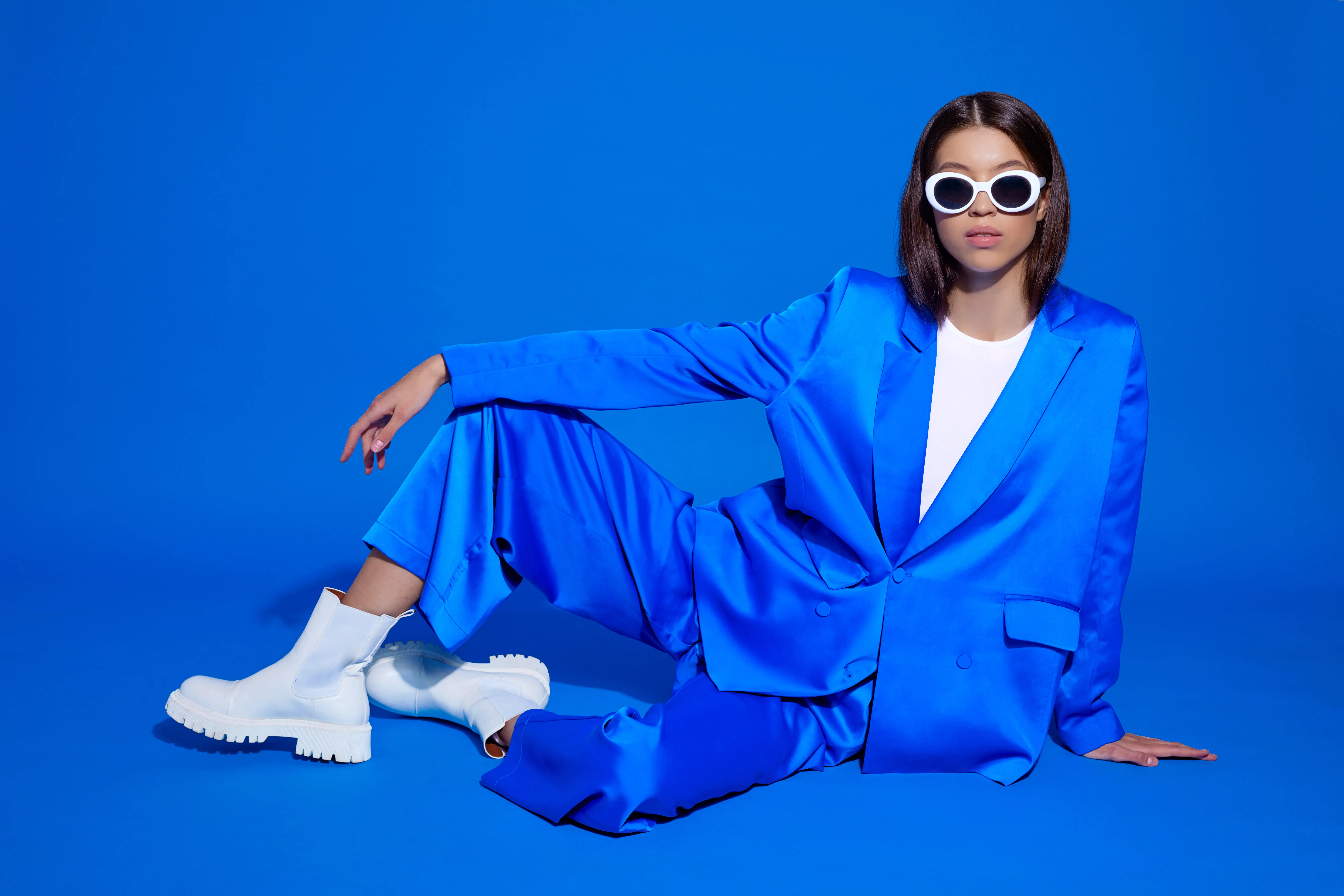 Frau mit blauer Kleidung vor blauem Hintergrund